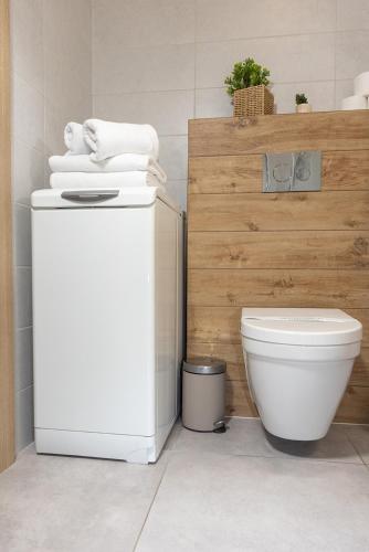 a bathroom with a toilet and a sink and a toilet at Luxus Apartament Róża in Gdynia