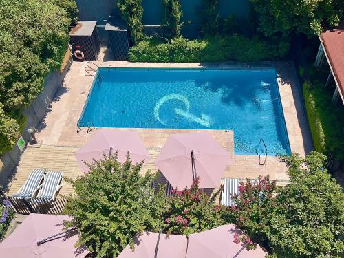 an overhead view of a swimming pool with chairs and umbrellas at Casa Spark Santiago in Santiago