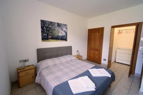a bedroom with a bed with two towels on it at Casa Palmira in Drena