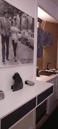 a kitchen counter with a picture of a man and a woman at Studio meublé vue tour Eiffel et tout Paris in Saint-Maurice