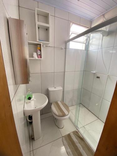 a bathroom with a shower and a toilet and a sink at Casa de descanso, completa, para ate 05 pessoas in Pântano Grande