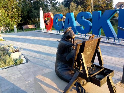 a statue of a bear sitting in a cart at luna in Gąski