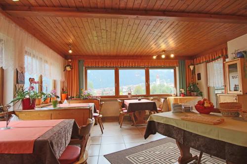 sala de estar con mesa y ventana en Pension Plangger, en Pfunds