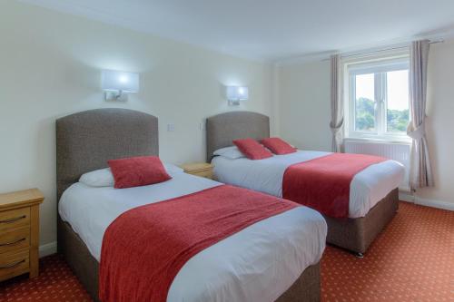 Wayford Bridge Inn Hotel tesisinde bir odada yatak veya yataklar
