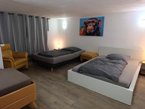 Foto 100 qm Apartment,WLAN, TV free Parking,24 h check-in, ,full kitchen,Untergeschoss ,3 Schlafzimmer -Wohnzimmer integriert 6