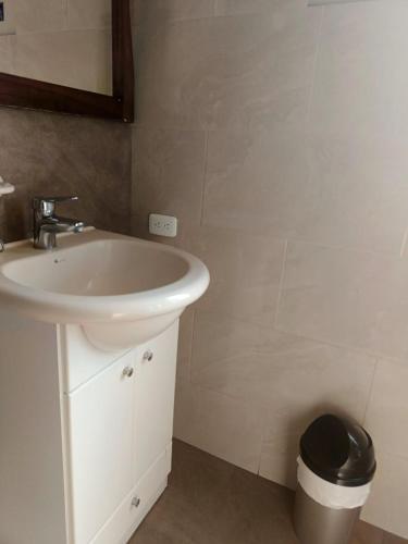 Kamar mandi di Hotel Rocío