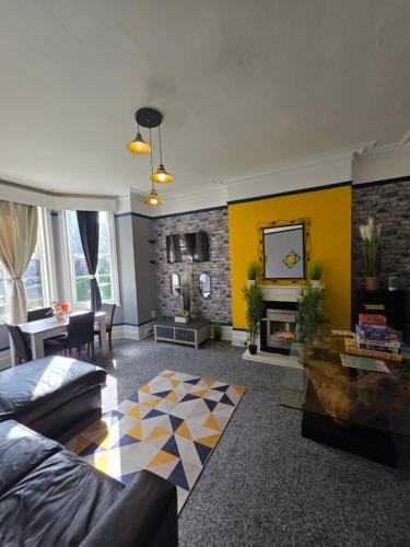 a living room with a couch and a tv at Charming - Free Parking - Sleeps 6 - M20-FolkestoneCentralStation in Folkestone