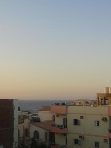 una vista del océano desde los tejados de los edificios en Al Dahar apartments Hurghada, en Hurghada