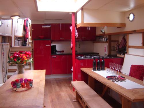 Virtuvė arba virtuvėlė apgyvendinimo įstaigoje Zeilschip De Vrouw Dina