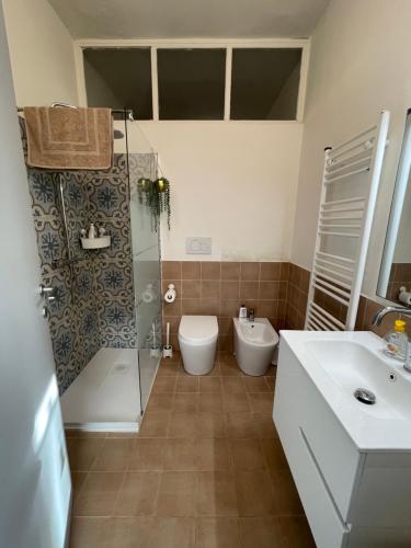 a bathroom with a shower and a toilet and a sink at Un mondo in pianura in Turano Lodigiano