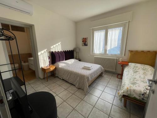 a small bedroom with a bed and a window at Un mondo in pianura in Turano Lodigiano