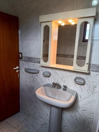 a bathroom with a sink and a mirror at Alojamiento Fiara in Chajarí
