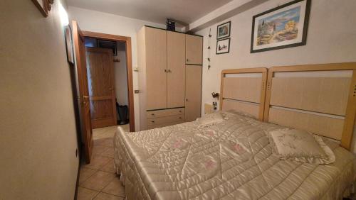 a bedroom with a bed in a room with cabinets at Le Ginestre in Faidello