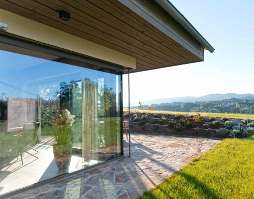 Stilvolles Ferienhaus Südsteiermark ruhige Lage top Aussicht & E-Ladestation