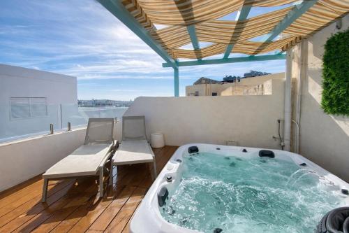 Spacious 4BR Sliema House with Rooftop Jacuzzi