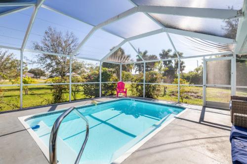 a swimming pool in a pavilion with a swimming poolvisorangering at Relaxing 4 bedroom home with Pool in Punta Gorda