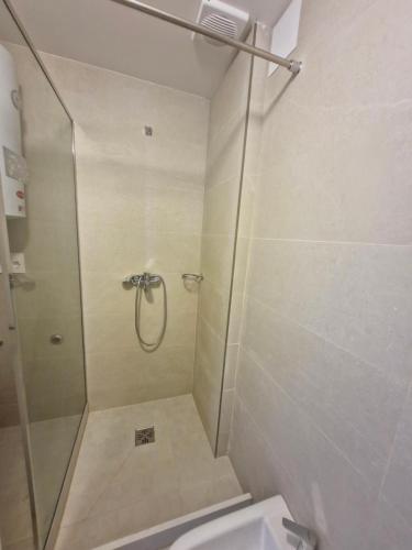 a bathroom with a shower with a sink and a toilet at Cerca de todo, monoambiente con parking in Montevideo