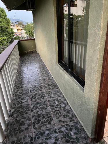 a walkway next to a building with a window at Hotel Diana cazadora in Zihuatanejo