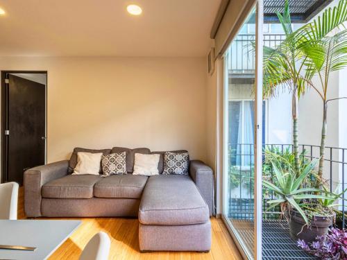 Zona d'estar a Adam's home with high-speed Internet near Polanco