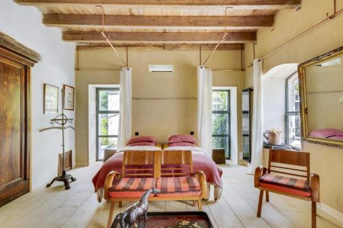 L'Ecurie Former stable with charm and light