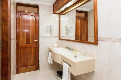 Kylpyhuone majoituspaikassa Exe Hotel Cataratas