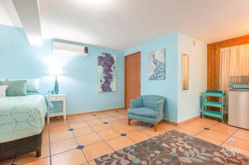 a bedroom with a bed and a blue wall at Great cozy place near Malecón in La Paz