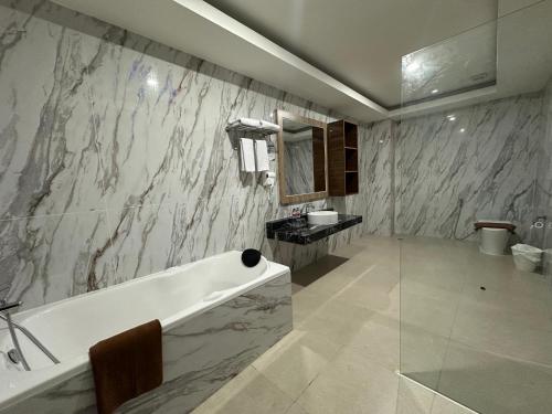 ein Badezimmer mit Badewanne und Waschbecken in der Unterkunft Vega Prime Hotel & Convention in Sorong