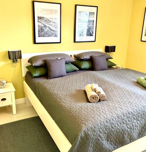 a bedroom with a large bed with two towels on it at Ritas-Op-Soelring in Westerland