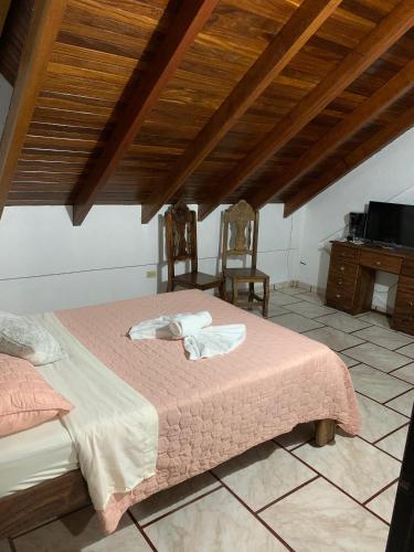 Llit o llits en una habitació de Hospedaje dani