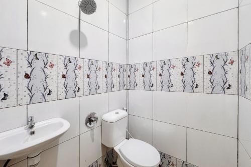 a bathroom with a toilet and a sink at RedDoorz at Ingan Cio Homestay Berastagi in Berastagi