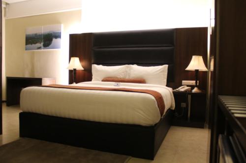 En eller flere senge i et værelse på Casablu Hotel