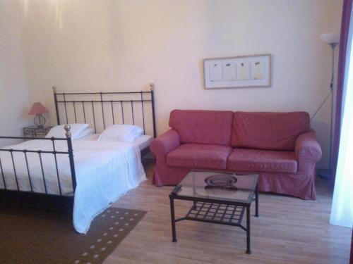 マリアーンスケー・ラーズニェにあるPension Villa Anitaのリビングルーム(ベッド1台、赤いソファ付)