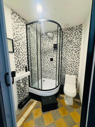 a bathroom with a shower and a toilet at Lartbook Mty in Monterrey