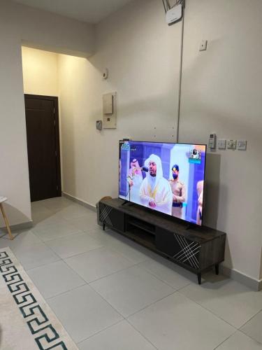 Un televizor și/sau centru de divertisment la شقق راقيه للايجار