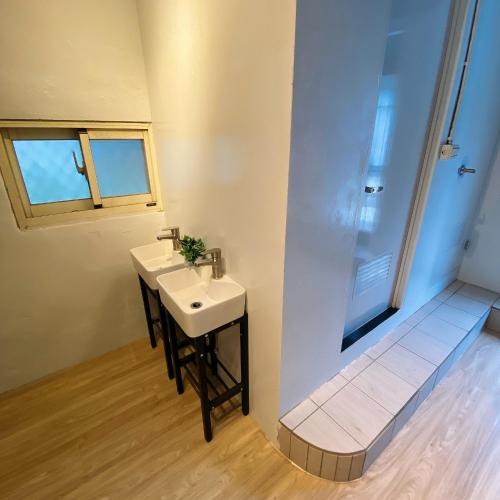a bathroom with a sink and a shower at 綠島夏御 微熱海岸 Coast Venus in Green Island