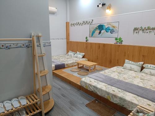 a room with two beds and a ladder in it at Motel NHÀ SAM in áº¤p VÄ©nh ÃÃ´ng