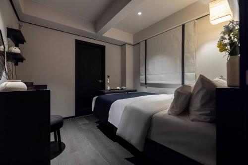 a hotel room with a large bed and a table at Hotel Jak Insadong by Anook in Seoul