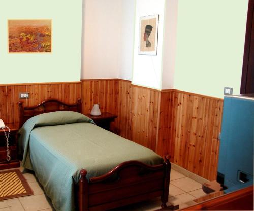 Кровать или кровати в номере Tourist Hotel