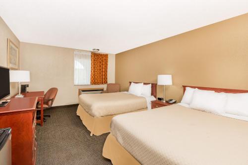 Cama o camas de una habitación en Days Inn by Wyndham West Des Moines