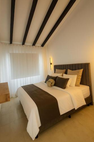 a bedroom with a large bed in a room at Casa G, en Rionegro in Rionegro