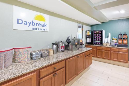 Příslušenství pro přípravu čaje a kávy v ubytování Days Inn by Wyndham Clive - West Des Moines