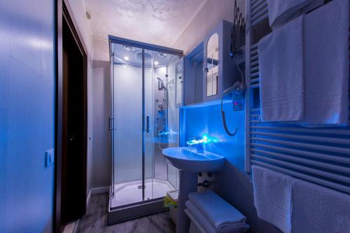 Et badeværelse på Quari Hotel Restaurant & Pizza
