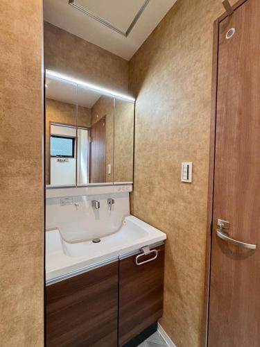 JIA Kaken Osaka 嘉建 Brand-New 3-Story Japanese-Style Holiday Villa Terrace 3 Bedrooms Sleeps Up to 12 Guests Direct to Kansai Airport