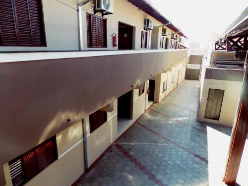 un pasillo vacío de un edificio con suelo de baldosa en M & S Hotel en Bauru