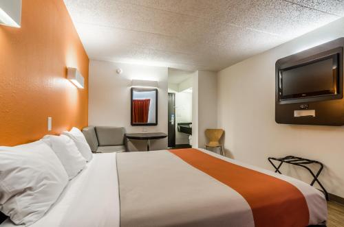 Säng eller sängar i ett rum på Motel 6-York, NE