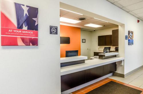 Μια τηλεόραση ή/και κέντρο ψυχαγωγίας στο Motel 6-York, NE