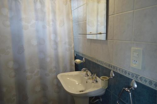 a bathroom with a sink and a mirror at Cabañas Quilquelen in Merlo
