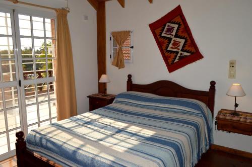 a bedroom with a bed and a window at Cabañas Quilquelen in Merlo