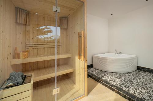 a bathroom with a bath tub and a sink at Royal Hotel & Spa Vinh Yen 2 in Háu Nữ