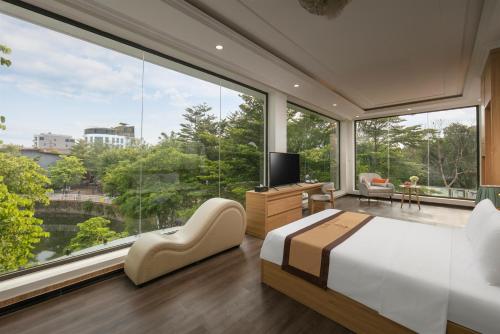 a bedroom with a bed and a large window at Royal Hotel & Spa Vinh Yen 2 in Háu Nữ